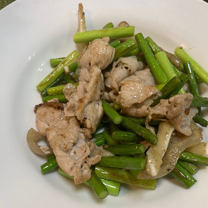 ミミガーと豚バラ肉のニンニクの芽焼き